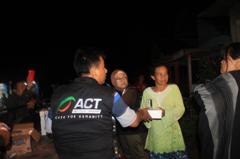 Korban banjir di Sindangjaya mendapat bantuan ACT-MRI Brebes