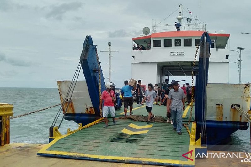 Cuaca buruk, KMP Madidihang batalkan pelayaran di Kabaena