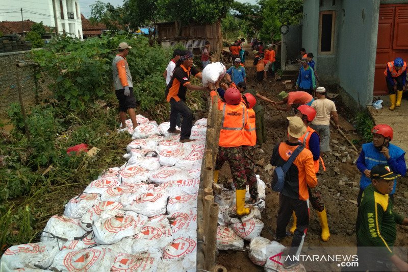 Tanggul Sungai Piji jebol, puluhan rumah di Kudus tergenang banjir