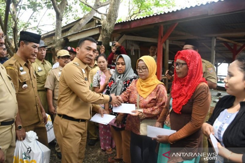 Korban puting beliung terima bantuan Pemkab Batang