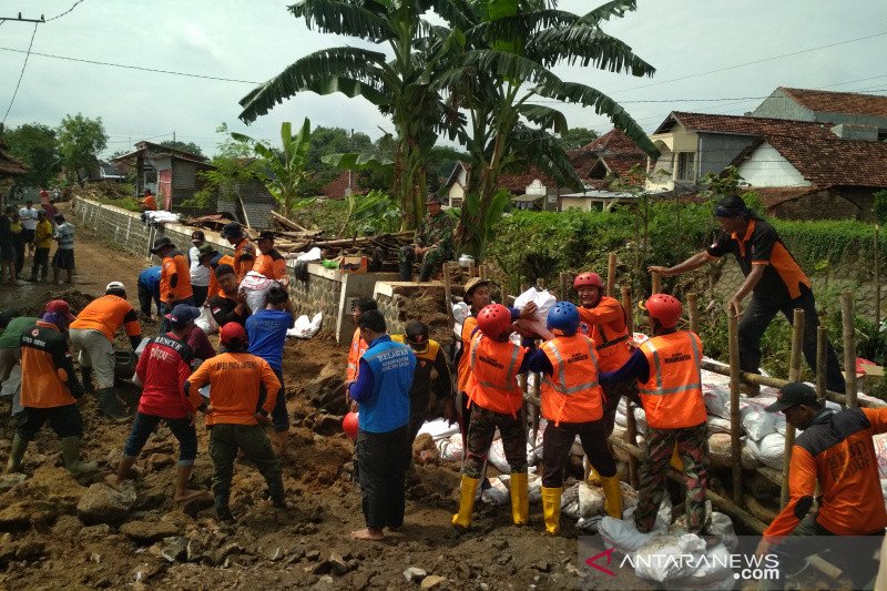 Tanggul di sepanjang Sungai Piji Kudus rawan jebol