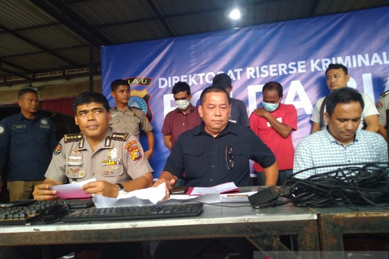 Tiga pemuda Pekanbaru tertangkap basah saat judi online di warnet