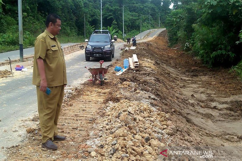 Longsor di jalan menuju Bandara H Muhammad Sidik diperbaiki