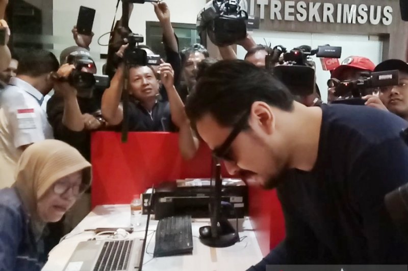 Penyanyi Ello penuhi panggilan Polda Jatim