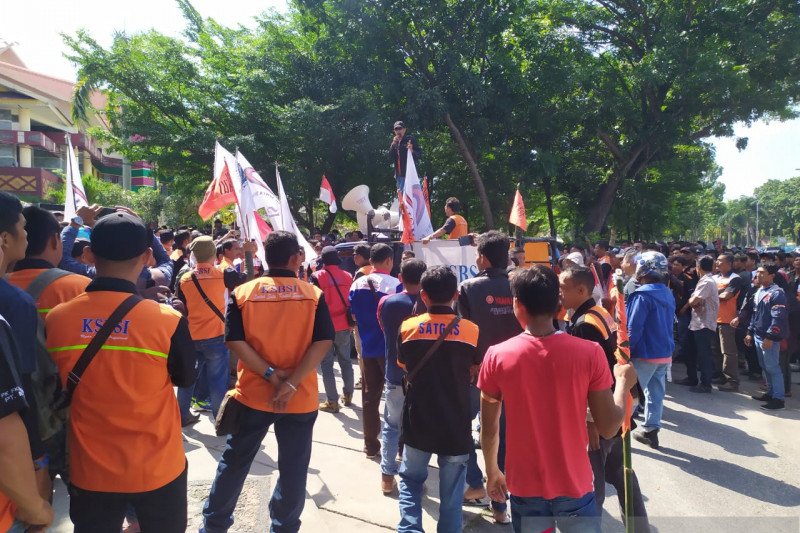 Buruh Riau suarakan penolakan RUU cipta lapangan kerja