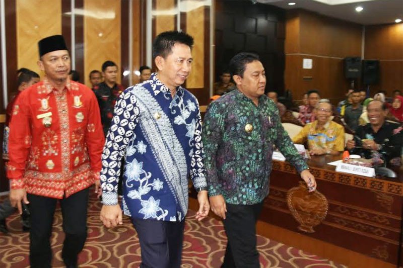 Bupati Barut hadiri 'kick off' penandatangan barang dan jasa