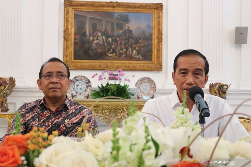 Jokowi bantah langgengkan dinasti politik meski anak menantu maju pilkada