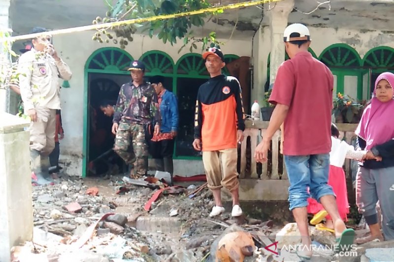 Cerita Tek Siti bertahan di warung sendirian menjelang banjir bandang menghantam