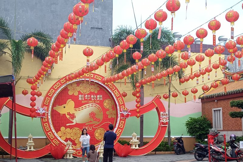 Ratusan lampion hiasi Klenteng See Hin Kiong sambut Imlek di Padang