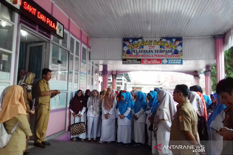 Puluhan paramedis rumah sakit di Solok demo tuntut kenaikan tunjangan