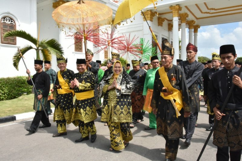 Bupati dan istri terima gelar adat dari LAMR Bengkalis