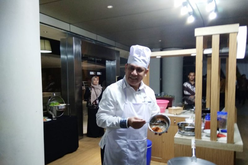 Ketua KPK Firli Bahuri masak nasi goreng buat wartawan