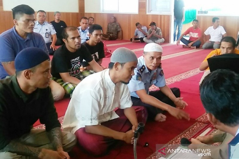 Lihat rekan-rekannya tenang usai shalat, seorang penghuni Lapas Bukittinggi jadi mualaf