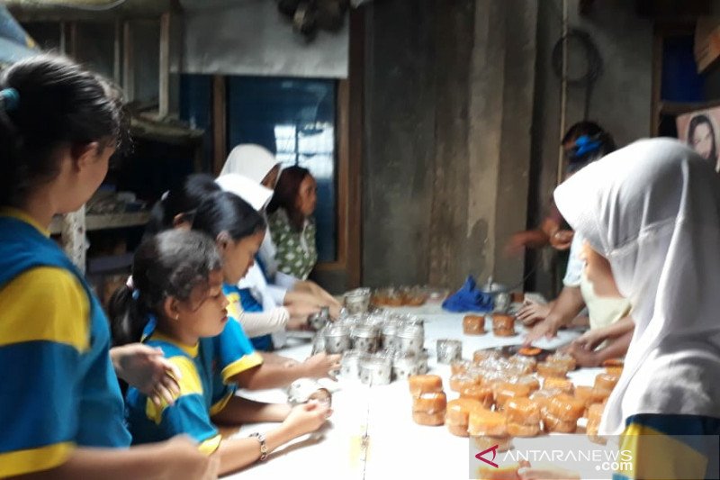 Kue keranjang buatan puluhan siswa SD Surakarta