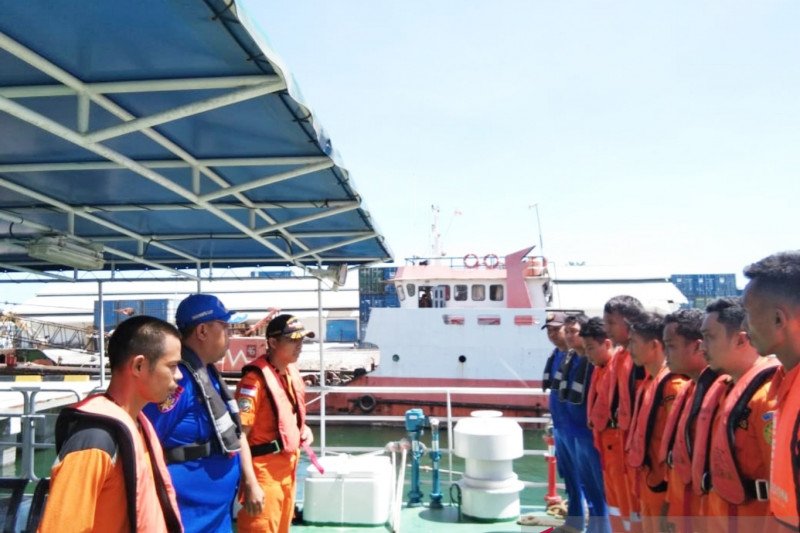 Tim penyelamat evakuasi penumpang KM Risfin Pratama
