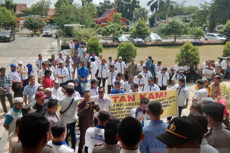 Pengurus RT/RW Pekanbaru demo tuntut insentif yang nunggak tiga bulan