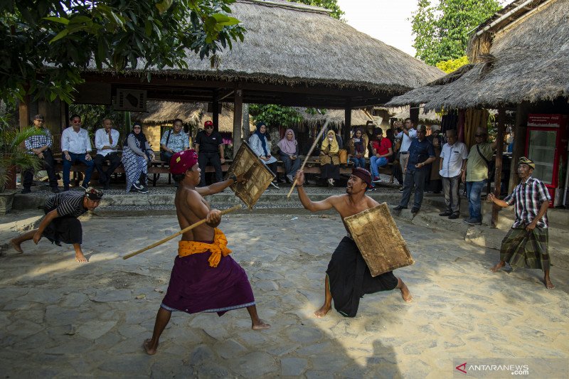 Atraksi wisata Peresean Kampung Sade