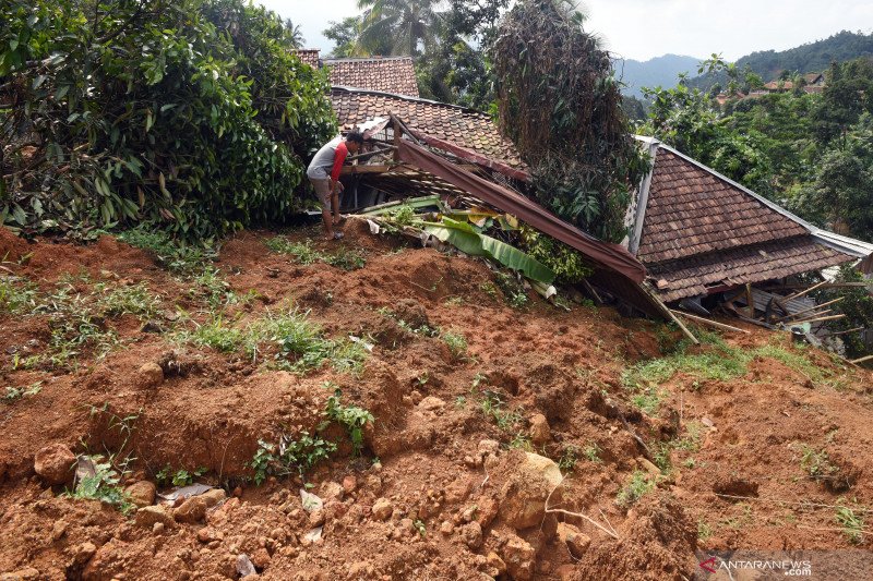 Rumah mantan kepala jorong Koto Hilalang tertimbun longsor