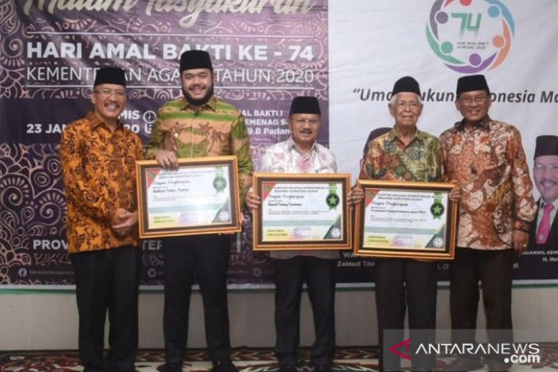 Fadly Amran terima penghargaan dari Kakanwil Kemenag Sumbar