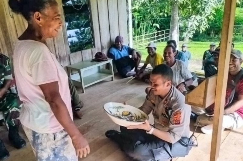 Masyarakat adat Yapen beri penghargaan polisi "piring gantung"