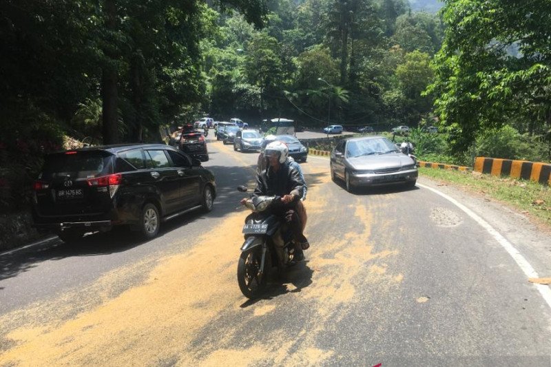 Tumpahan minyak sawit di Lembah Anai, pengendara diminta hati-hati