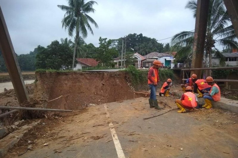 PT Adhi Karya bangun jembatan putus terdampak banjir bandang di Lebak