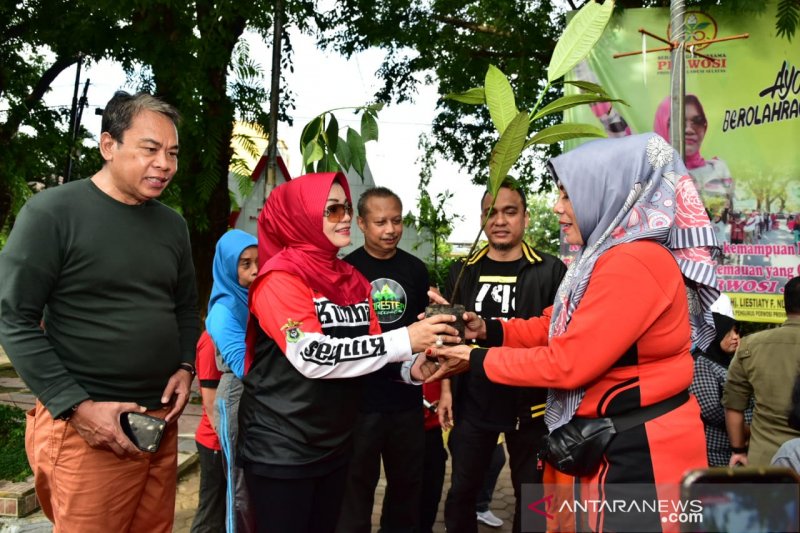 Ketua PKK Sulsel bagikan ratusan bibit pohon di area CFD Sudirman