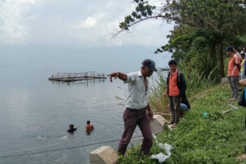 Tim penyelamat cari tersangka pengedar narkoba yang meloncat ke Danau Singkarak