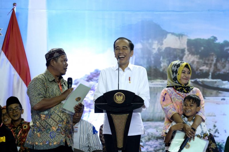 Di Jatim Presiden serahkan ribuan sertifikat tanah