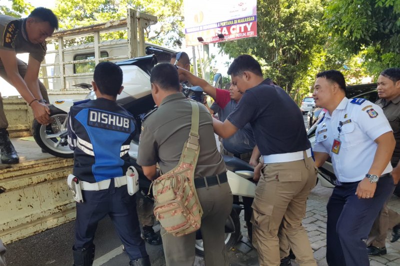 Tim gabungan Pemkot Makassar tertibkan lebih seratus sepeda motor