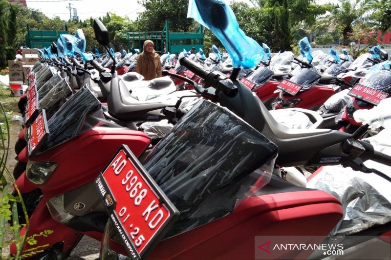Kades dan lurah se-Kabupaten Boyolali terima hibah kendaraan dinas baru