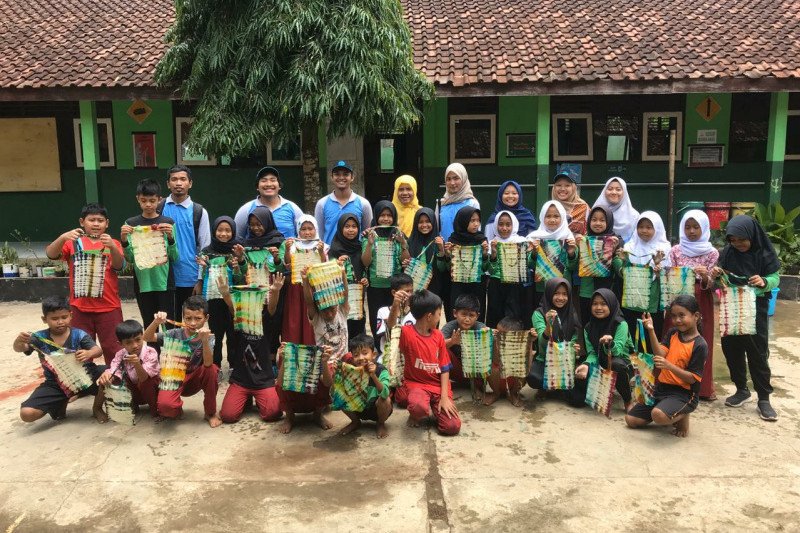 Tim KKN UNS mengusung tema "go green"