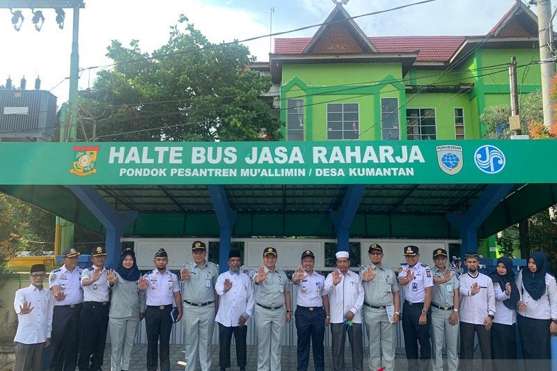 PT. Jasa Raharja (Persero) Cabang Riau gunting Pita Halte di Kampar