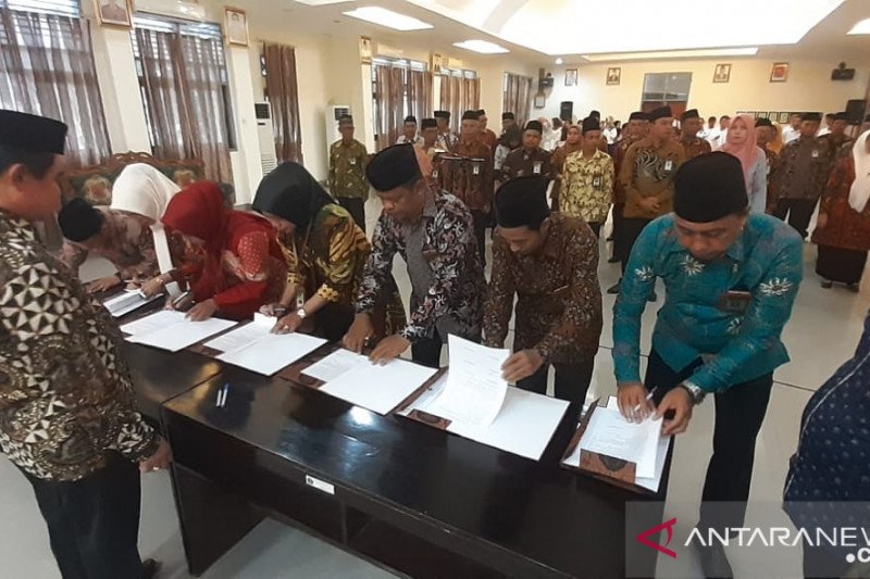 Implementasi PMA, Kakanwil lantik 35 pejabat Kemenag Sultra