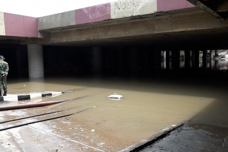 Genangan air masih setinggi dua meter di Underpass Kemayoran