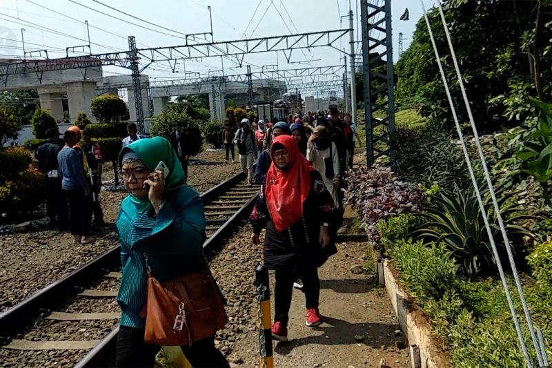 Aliran listrik putus, penumpang KRL diturunkan