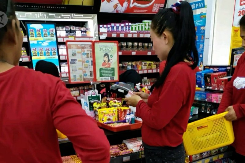 Viral, napi Lapas Perempuan Bandung berbelanja di minimarket