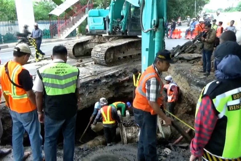 Jalan Daan Mogot Ambles, petugas terapkan rekayasa lalin