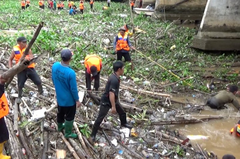 Sungai Martapura tertutupi sampah