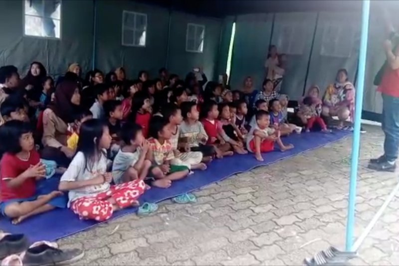Kegiatan dongeng hibur anak-anak pengungsi banjir Cipinang Melayu
