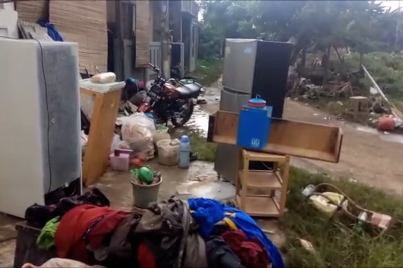 Banjir surut, warga Pesona Serpong bersihkan rumah