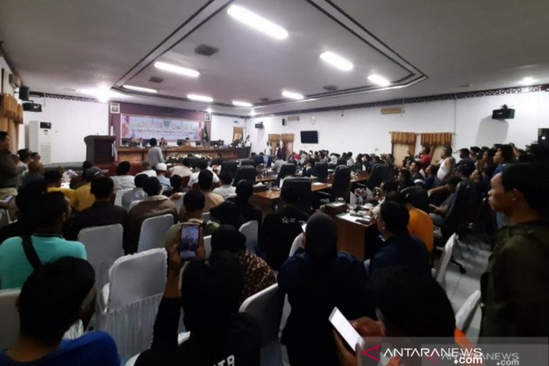 Warga Natuna padati kantor DPRD soal pemulangan WNI dari China