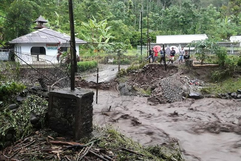 Kemensos salurkan bantuan bagi korban banjir bandang di Jember