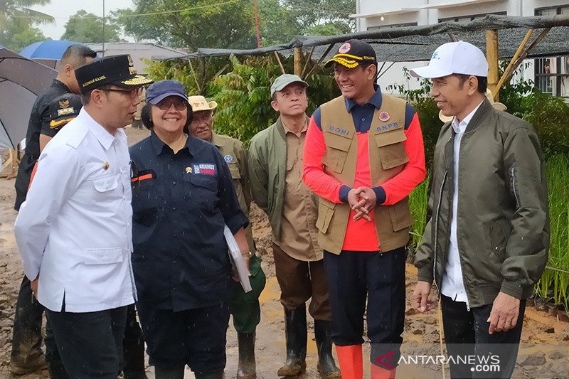 Tiba di Sukajaya, Presiden Jokowi tanam bibit vetiver cegah longsor