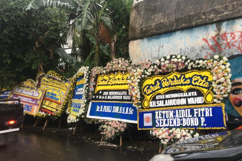 Hujan iringi pemberangkatan jenazah Gus Sholah dari rumah duka