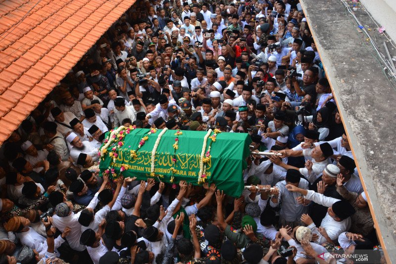 Pemakaman pengasuh Pesantren Tebuireng Gus Sholah