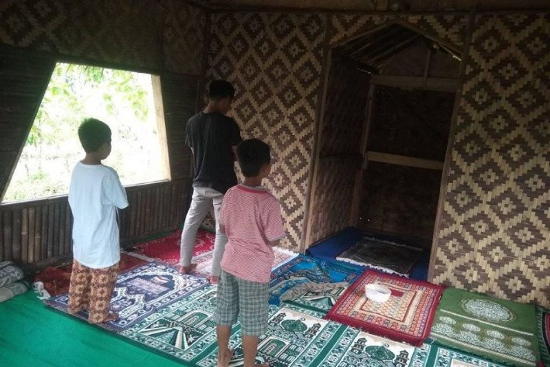 Warga pengungsi bencana banjir bangun sarana ibadah