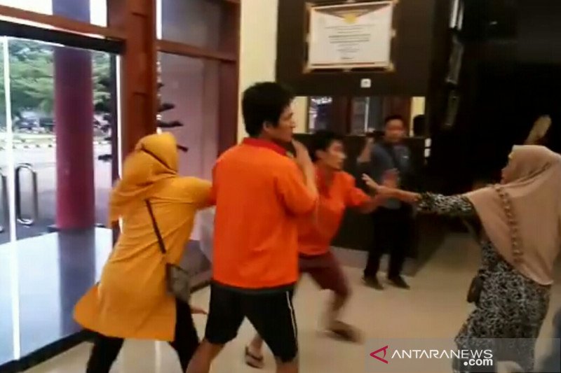 Keluarga sopir taksi online korban begal di Palembang ngamuk dan pukuli tersangka