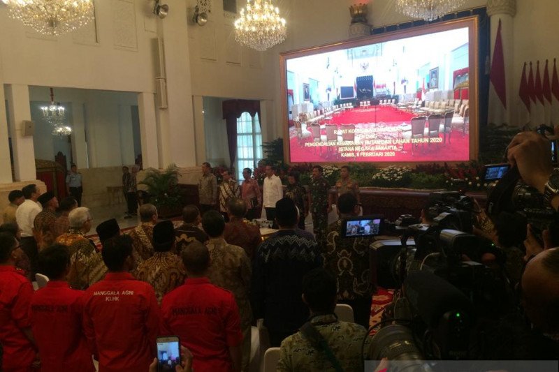 Jabatan TNI/Polri dicopot jika ada karhutla, sebut Presiden Jokowi