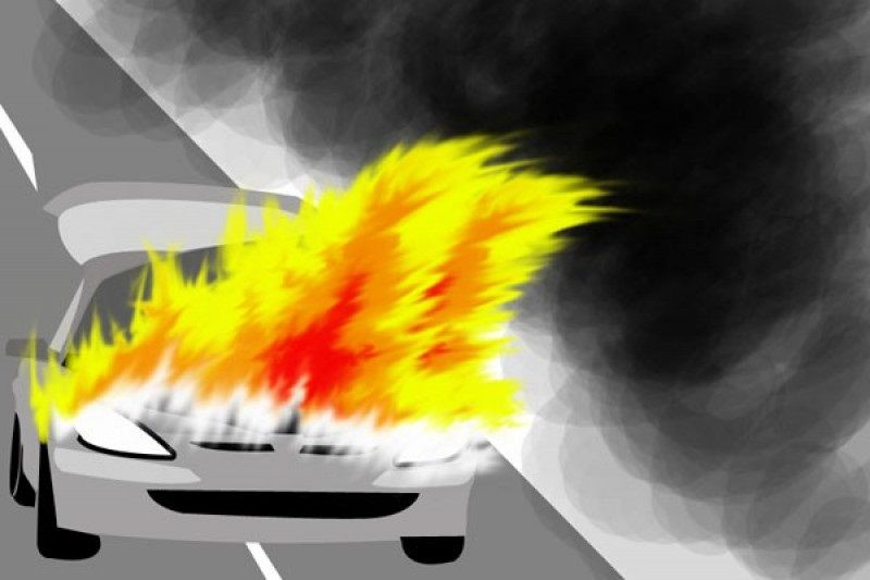 Ini sejumlah kemungkinan penyebab mobil terbakar saat tabrakan